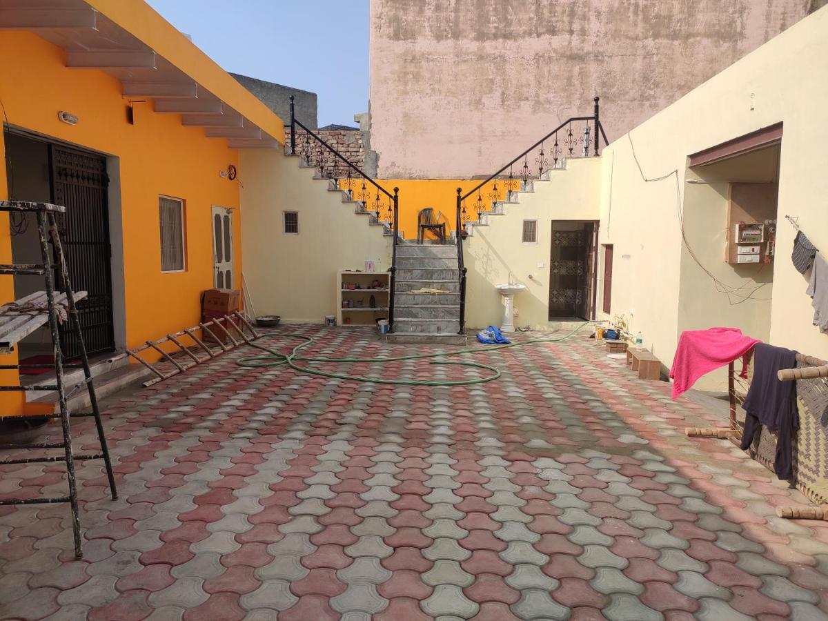 Vrindāvan Nidhivan Homestay מראה חיצוני תמונה
